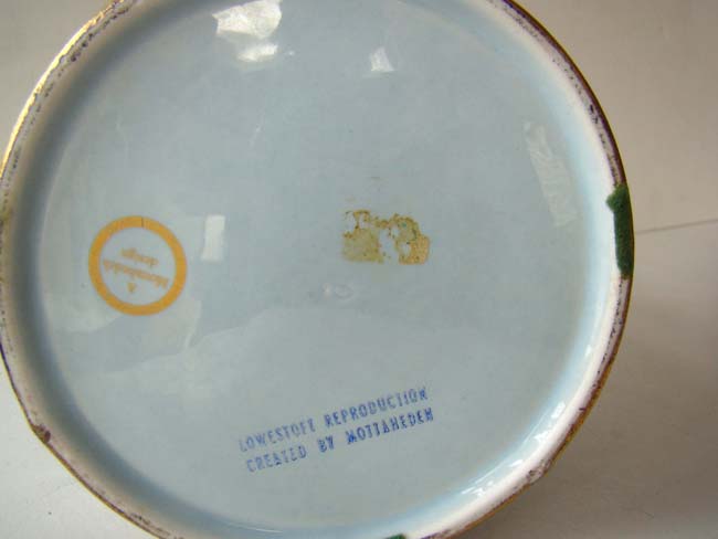A wonderful Chinese export porcelain "Federal style" Coffee Pot by Mottahedeh circa 1970 — image 3